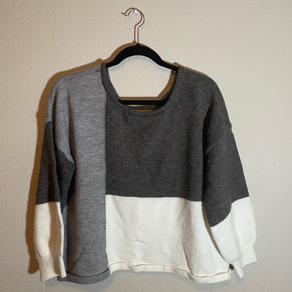 Maurice’s, gray/white color block sweater, tie back, cropped, size L